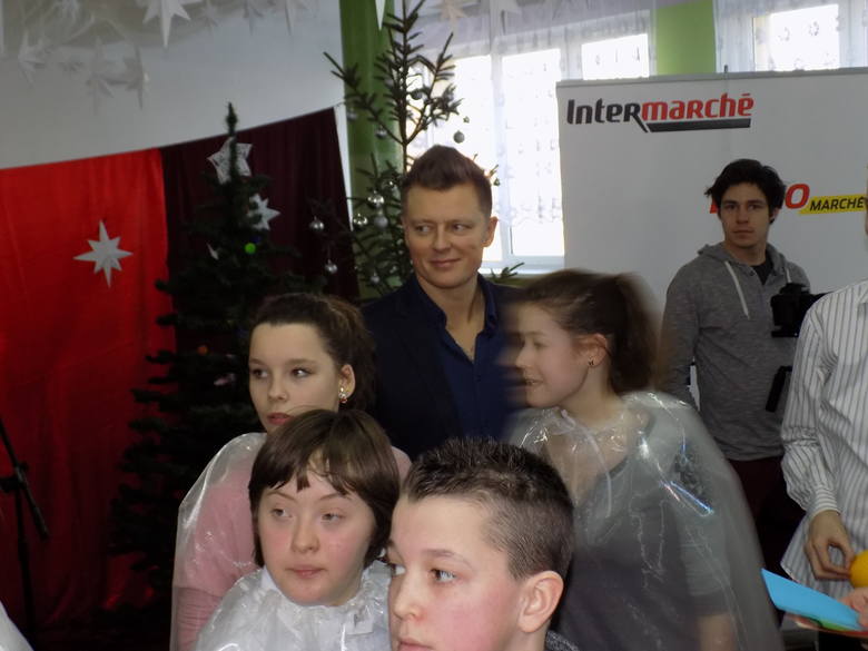 Dzieciaki z ośrodka w Szprotawie kolędowały z Rafałem Brzozowskim