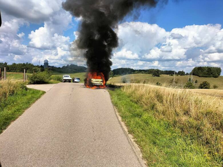 Pożar samochodu osobowego we wsi Szypliszki (powiat suwalski)