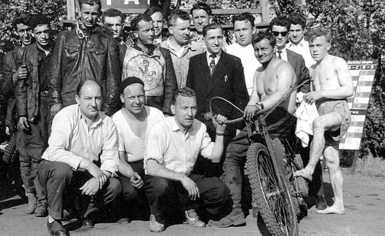 Migoś (pierwszy z prawej) rozpoczął żużlową karierę w 1956 r. Uprawiał także boks i motocross