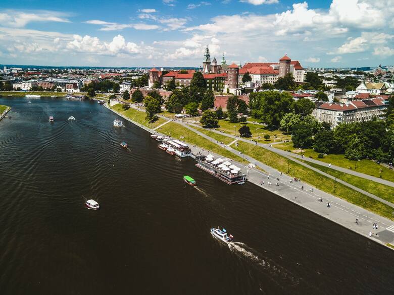 Panorama Krakowa z Wawelem z drona, ale z poziomu rzeki widoki są także niepowtarzalne