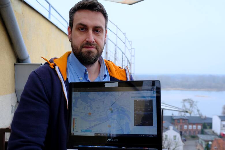 Radny Bartosz Szymanski (Nowoczesna) z inicjatywą Gaju Ojców w Toruniu występował w marcu 2017 roku. Znany jest ze swego zaangażowania na rzecz środowiska. M.in. jako jeden z pierwszych w mieście prowadził obywatelski monitoring zanieczyszczenia powietrza.