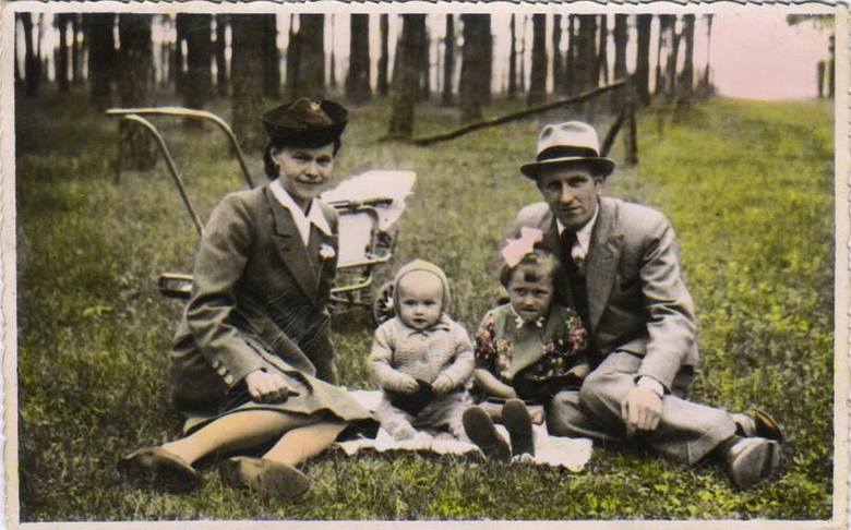 Na niedzielnym spacerze w Lesie Gdańskim (ok. 1944 roku) Józefa i Brunon Gonsierowscy z dziećmi Ewą i Jerzym
