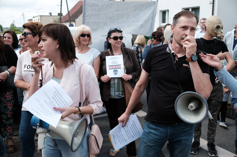 Protesty przeciwko powstaniu wytwórni mas bitumicznych w Dąbrowie odbyły się dwukrotnie. Pierwszy był w lipcu 2017 roku, drugi - w marcu ubiegłego roku.