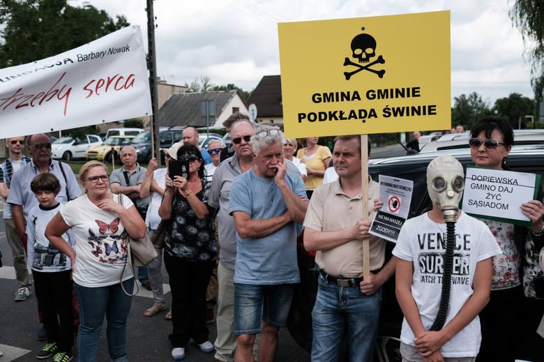 Protesty przeciwko powstaniu wytwórni mas bitumicznych w Dąbrowie odbyły się dwukrotnie. Pierwszy był w lipcu 2017 roku, drugi - w marcu ubiegłego roku.