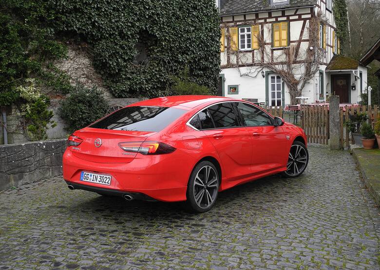 Opel Insignia II - pierwsza jazdaOpel wprowadza na rynek nową Insignię. Stylistycznie auto kontynuuje rozwiązania znane z pierwszej generacji tego auta.