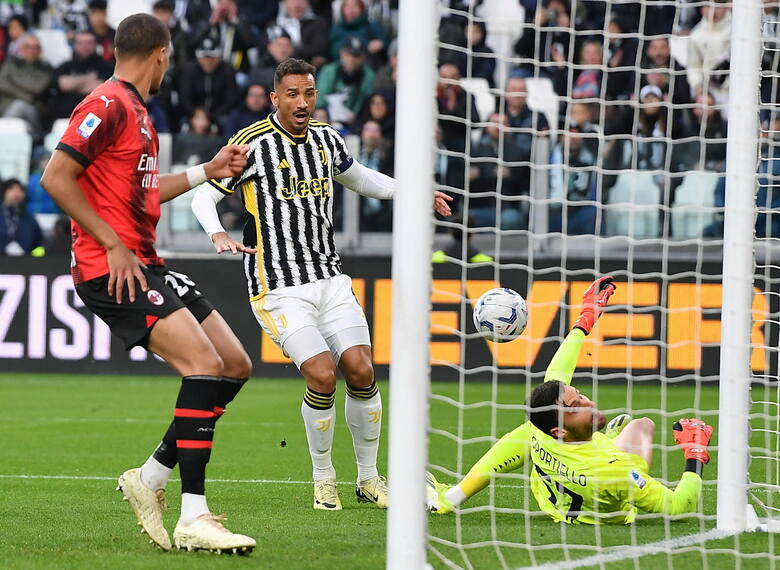 Danilo (Juventus) bliski zdobycia bramki w meczu z Milanem.