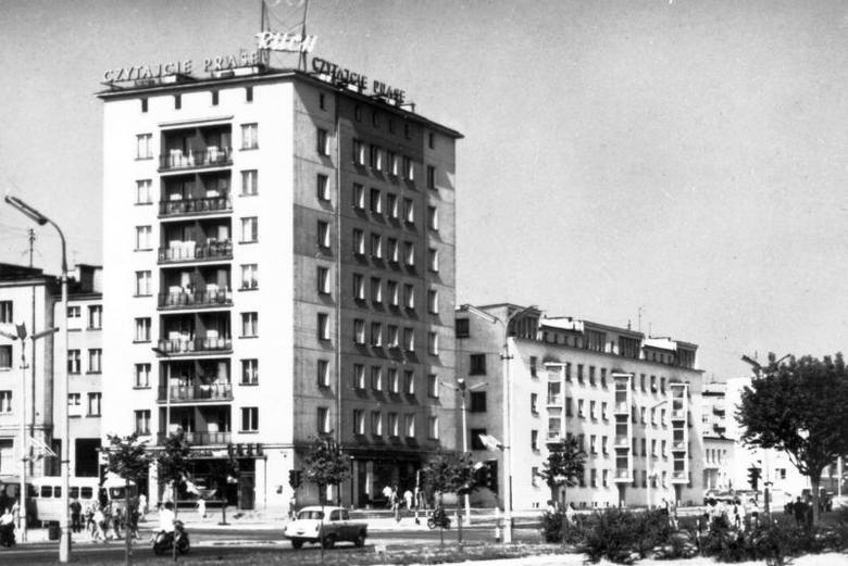 A oto najstarszy wieżowiec w Białymstoku. Powstał w 1958 roku przy skrzyżowaniu ulic Piłsudskiego i Sienkiewicza. Jako pierwszy miał też windę.