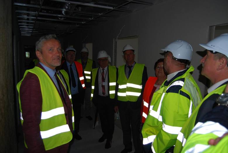 Ostatnio budowę szpitala wizytowali m.in. członkowie Zarządu Powiatu Żywieckiego