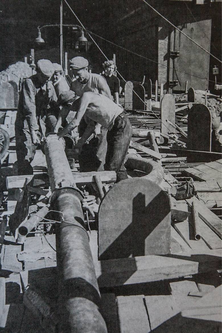 Robotnicy przy montażu nagrzewnic wielkiego pieca