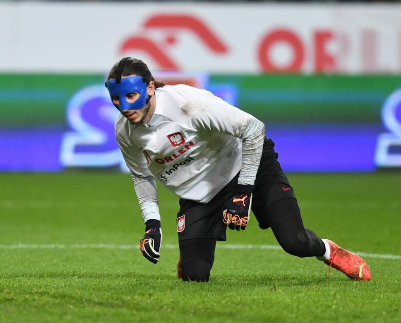 Kamil Grabara w meczu duńskiej ligi wyrzucił piłkę z własnego pola karnego na połowę przeciwnika.