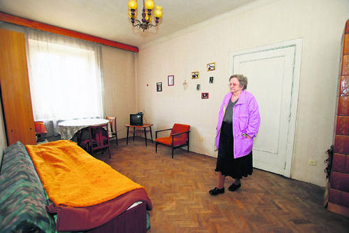 79-letnia Danuta Wajnberg siedzi  w pustym stumetrowym mieszkaniu  i czeka na eksmisję