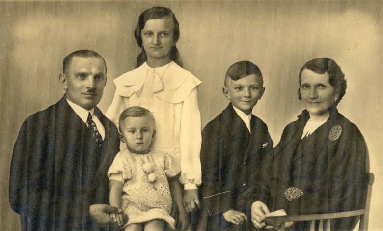 Maria i Leon Bukowscy z dziećmi: najstarszą Urszulą, synem Adolfem (dostał imię po dziadku) i Ireną. Zdjęcie z 1933 lub 1934 r.