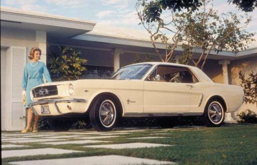 Fot. Ford: To zadziwiające, ale Forda Mustanga chcieli mieć wszyscy – starzy i młodzi, panowie i panie. Mustang był amerykański, jak diabli i odzwierciedlał