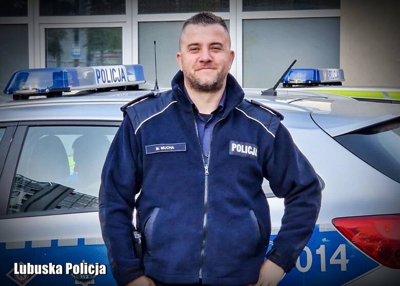 Posterunkowy Maciej Mucha z Drezdenka był po służbie. Razem z jeszcze jednym mężczyzną pomagali wydobyć z rozbitego auta kierowcę toyoty.