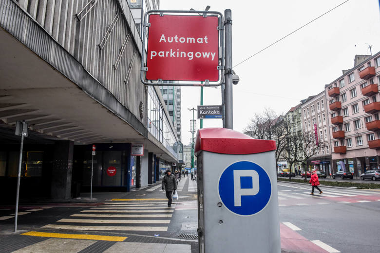 Zdaniem resortu zwiększenie opłat za parkowanie spowoduje zmniejszenie korków w miastach