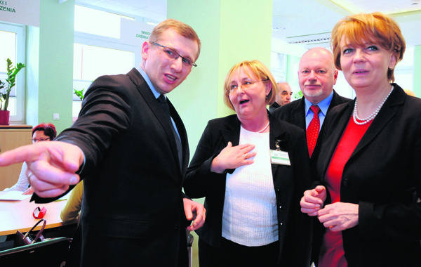Poseł Krzysztof Kwiatkowski, dyrektor oddziału Ewa Żydowicz-Mucha i prezydent Hanna Zdanowska podziwiają nową salę.