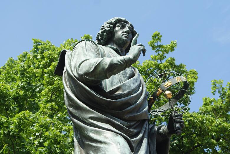 Pomnik Mikołaja Kopernika stoi na Rynku od roku 1853. Jest bardzo duże prawdopodobieństwo, że przyszły astronom urodził się w jednej z kamienic przy