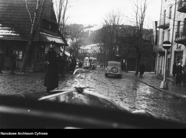<strong>Zakopane, 1939</strong><br /> <br /> Ulica Krupówki w Zakopanem. Fragment ulicy widziany z wnętrza samochodu marki Mercedes.<br />  <br />  