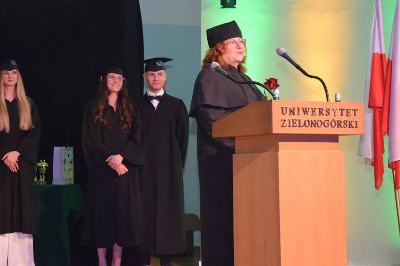 W auli Uniwersytetu Zielonogórskiego 89 absolwentów odebrało dyplomy ukończenia sześcioletnich studiów medycznych. Towarzyszyły im rodziny i przyjaciele,