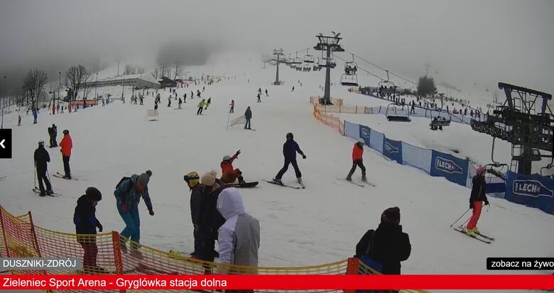 Tak 20.02 wygląda stok narciarski w Zieleńcu. Mimo dodatnich temperatur na dolnej stacji, wyciągi działają i nie brakuje narciarzy.