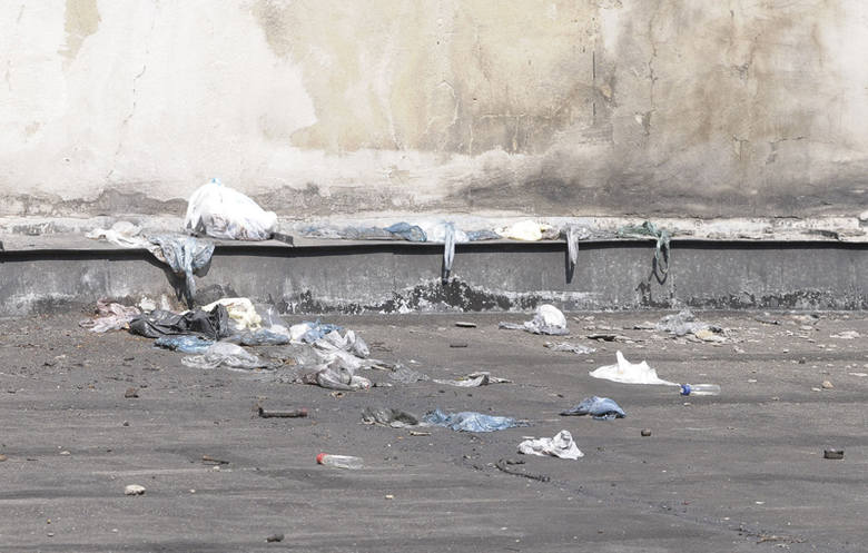 Na dach komórek przylegających do kamienicy przy ul. Zgierskiej 44 jej mieszkańcy wyrzucają odchody zawinięte w foliowe torebki.