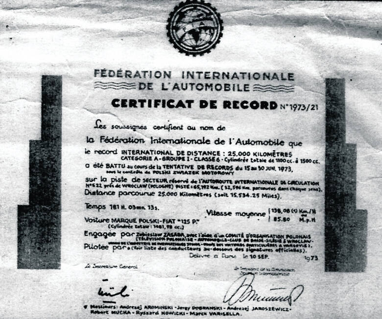 Certyfikat FIA potwierdzający wynik Polskiego Fiata na dystansie 25 tys. km. Ten rekord, jak i dwa pozostałe, został pobity w 1982 roku przez Alfę Romeo