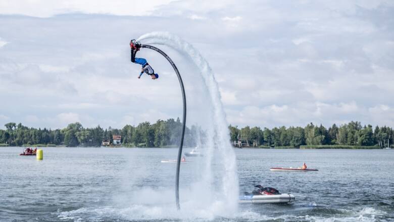 Turysta uprawiający sporty wodne - flyboard