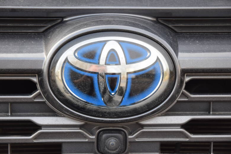 Toyota deklaruje, że RAV4 2.5 Hybrid o łącznej mocy 222 KM i napędzie 4x4 zużyje średnio 5,6-5,9 l/100 km. To zdecydowanie mało jak na dużego i rodzinnego
