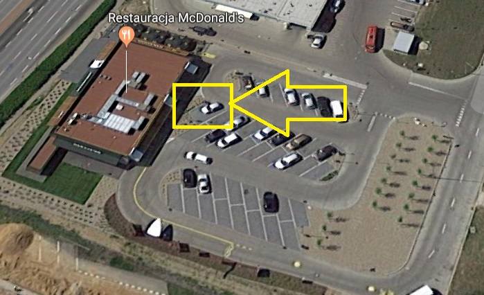 Miejsce na parkingu zostało już zwolnione. Wcześniej jednak znajdowały się na nim ławki należące do restauracji McDonald’s.