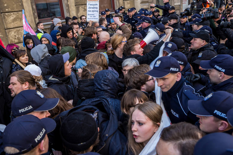 Marsz ONR w Warszawie [ZDJĘCIA] Narodowcy świętowali, Obywatele RP chcieli zablokować pochód