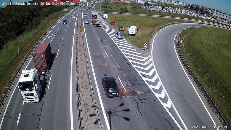 Zderzenie pięciu pojazdów na drodze S6 w Kowalach w poniedziałek, 14.06.2021 r.