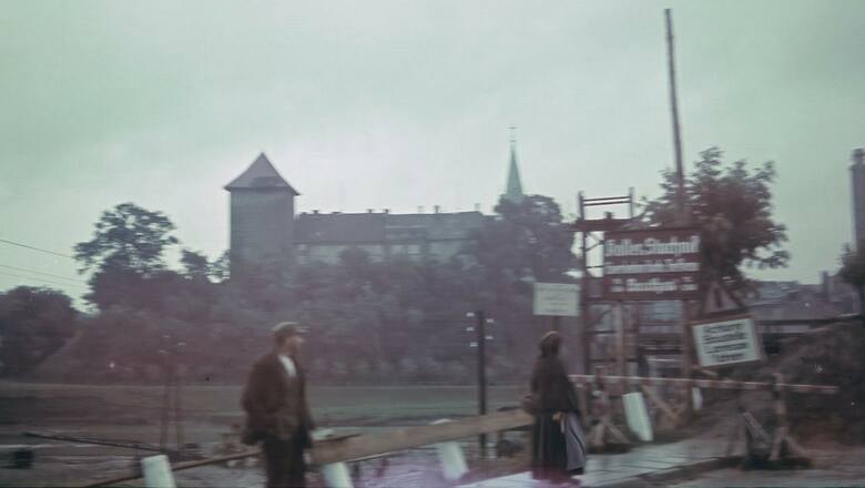 Jedną z unikalnych fotografii (ok. 1940) z widokiem na wzgórze zamkowe oraz będący w budowie most na rzece Sole, który uprzednio został zniszczony w