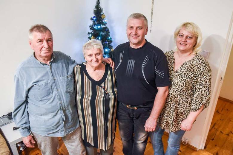 - W Mariupolu na Boże Narodzenie zawsze zbierała się cała rodzina, była wigilia.  A tutaj święta spędzimy w trójkę– mówi Tetiana Krasnova, wskazując