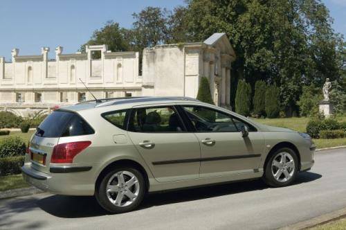 Fot. Peugeot: Nastała moda na „małe” diesle. Peugeot napędza silnik o pojemności 1,6 l i mocy 109 KM. Auto francuskie jest nieco wolniejsze od Fiata