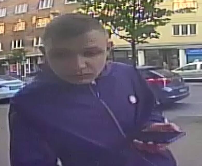 Gdynia. Policja poszukuje mężczyzn, którzy mogą mieć związek z kradzieżą pieniędzy oraz oszustwem na BLIK
