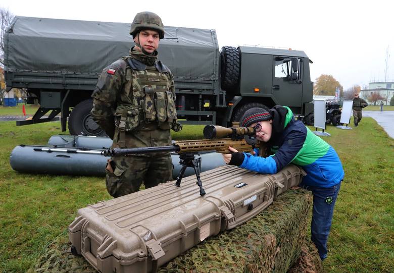Najmłodsi uczestnicy niedzielnego pikniku wojskowego na Sadkowie mogli "przymierzyć się" do pistoletu.