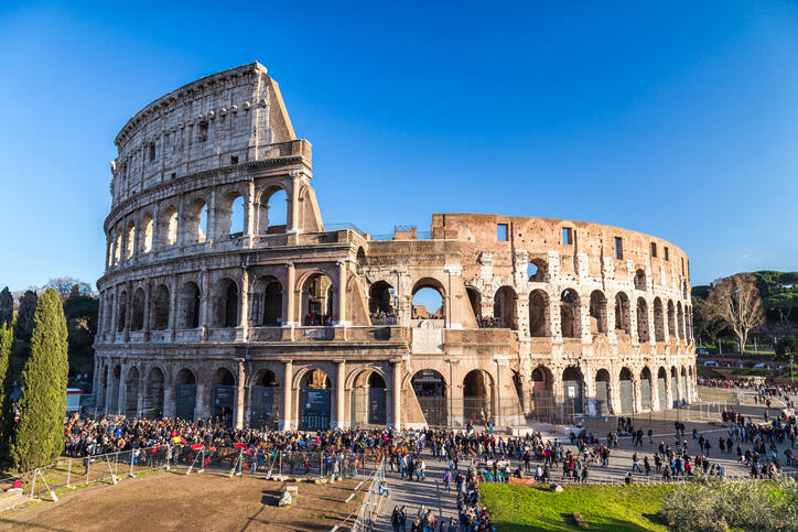 Tłumy turystów przed Koloseum w Rzymie