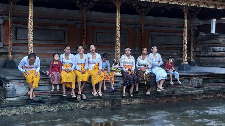 Kobiety z Bali przed domem