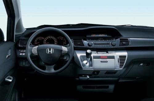 Fot. Honda: Tablica przyrządów Hondy ma klasyczne kształty.