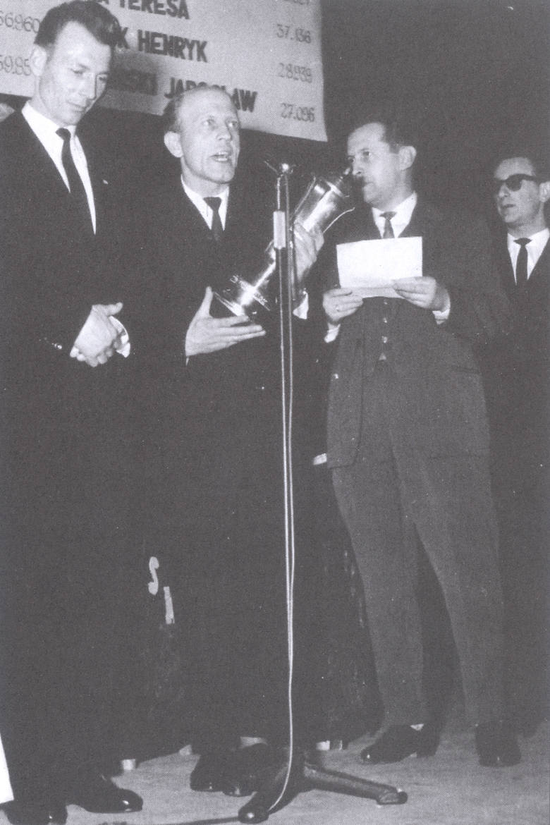 Bramkarz Stali Ryszard Mysiak (z lewej) wygrał pierwszy plebiscyt "Nowin"