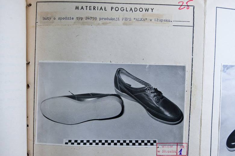 W podobne buty, produkcji słupskiej „Alki”, miał być ubrany sprawca. Ustalono to na podstawie odcisku stopy, jak pozostawił na miejscu zbrodni spraw