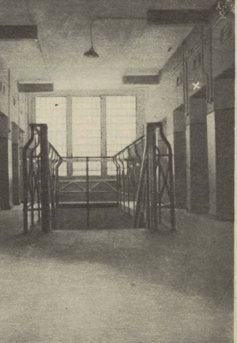 Drugie piętro toruńskiego komisariatu w 1933 roku. Krzyżykiem zaznaczono celę nr 7.