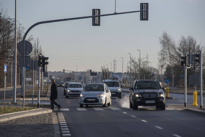 Choć z odnowionego odcinka ulicy Łódzkiej korzystać można już od pewnego czasu, to oficjalne otwarcie odbyło się dopiero w ostatni poniedziałek. 