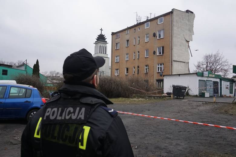  Poznańska prokuratura skierowała do sądu akt oskarżenia przeciwko Tomaszowi J., który ma być odpowiedzialny za wybuch na Dębcu oraz zabójstwo swojej żony, czterech innych osób i usiłowanie zabójstwa 34 mieszkańców. On sam nie przyznaje się do winy.
