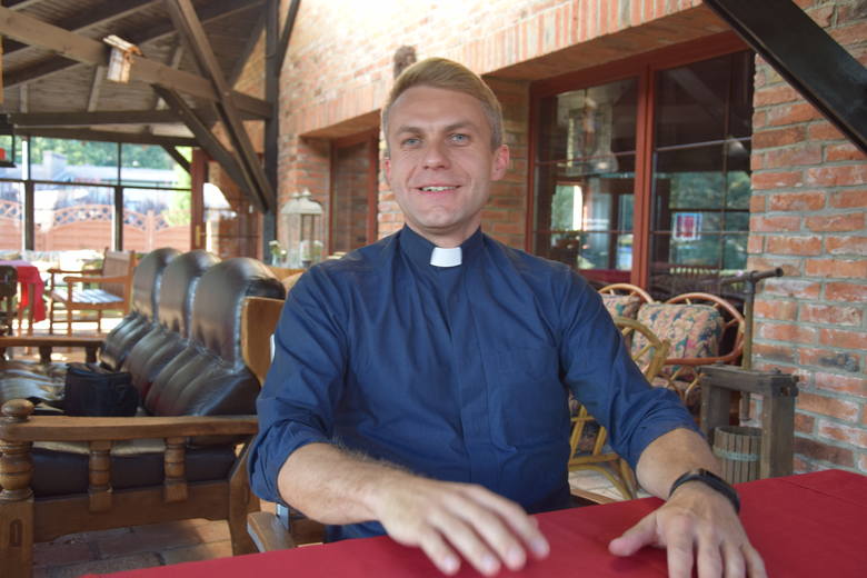 Ksiądz Piotr Bartoszek zachęca do studiowania teologii w nowej formule w Instytucie Teologiczno-Filozoficznym w Zielonej Górze. A na zachętę przedstawia kilka archiwalnych zdjęć, dotyczących studiów w Instytucie 