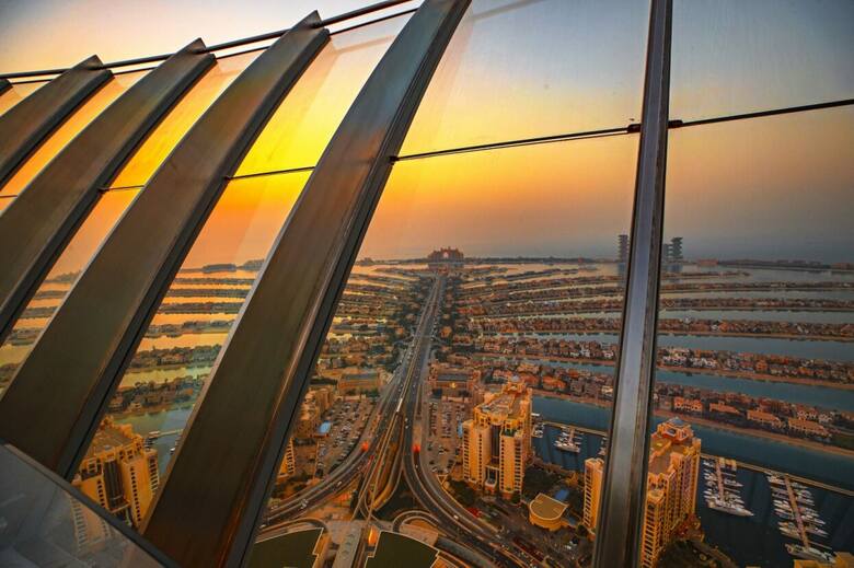 Zlokalizowana na wysokości 240 metrów, The View, oferuje idealne miejsce do podziwiania panoramy Dubaju