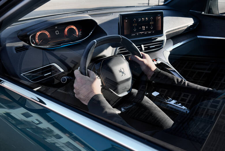 Kompaktowy SUV Peugeota model 5008 przeszedł face lifting. Dzięki zmienionemu przodowi, nowym tylnym światłom Full LED, nowym kolorom nadwozia i oferowanemu