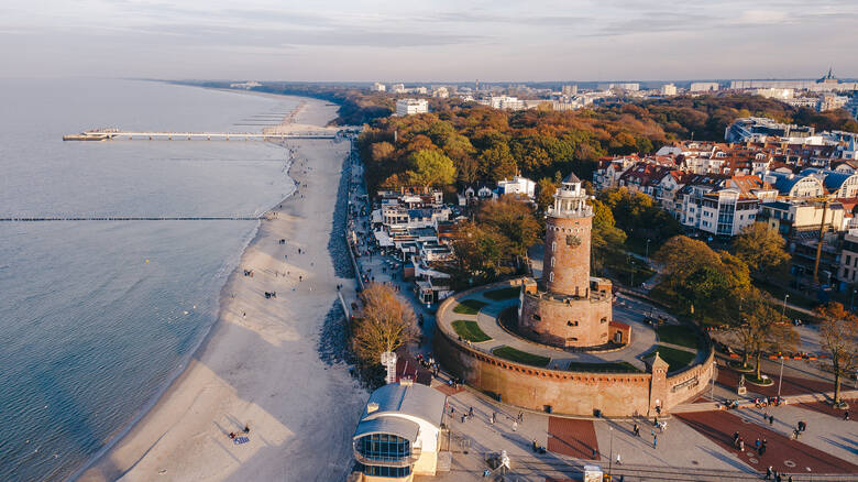 Widok z lotu ptaka na latarnię morską i port w Kołobrzegu