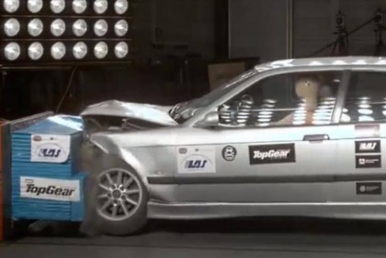 BMW E36 z pospawanym nadwoziem uderza w przeszkodę z prędkością 64 km/h