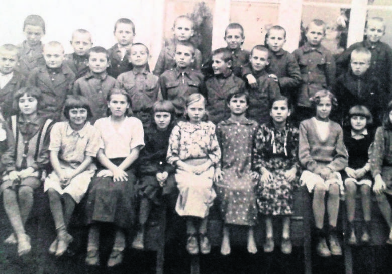 Rok 1937 i uczniowie szkoły w Przykolesiu. To tutaj nauki pobierała Marysia Ożarowska z Annopola.